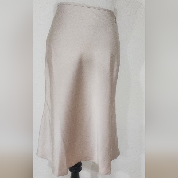 Elegant Red Floral Embroidered Skirt - Picture 9 of 12